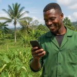 Agriculteur rural consultant son smartphone au Cameroun
