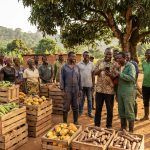 Membres d'une coopérative agricole camerounaise avec leur récolte