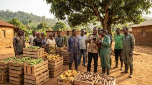 Membres d'une coopérative agricole camerounaise avec leur récolte