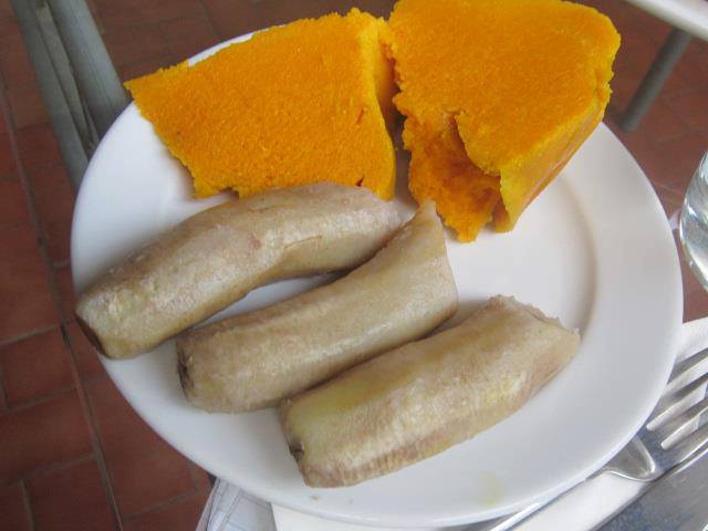 Koki de niébé servi avec de la banane plantain (poyo) — cuisine camerounaise