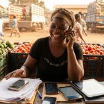 Agripreneur camerounais gérant un afflux de commandes sur son téléphone