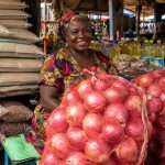Sacs d'oignons et de riz sur un marché camerounais