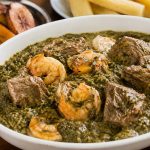 Plat de ndolé camerounais aux crevettes avec plantains frits