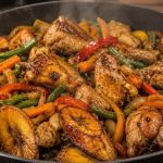 Poulet DG camerounais avec plantains frits et légumes
