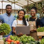 Jeunes entrepreneurs africains de l'agribusiness avec leurs produits et un ordinateur portable