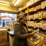 Produits africains en rayon dans un afro shop à l'étranger