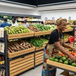 Produits alimentaires locaux camerounais en rayon de supermarché