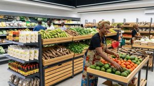 Produits alimentaires locaux camerounais en rayon de supermarché