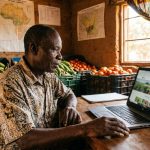 Propriétaire d'agribusiness camerounais consultant sa présence en ligne sur un ordinateur portable